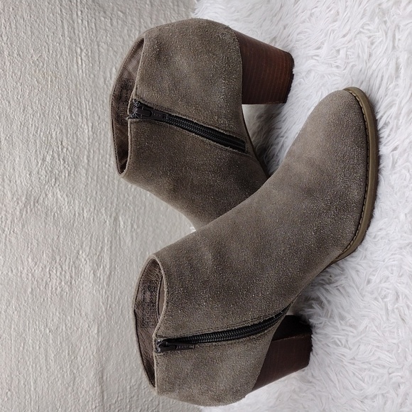 Vionic Faros Tan Suede Leather Fringed Upper Almond Toe Side Zip Ankle Bootie - Picture 16 of 16